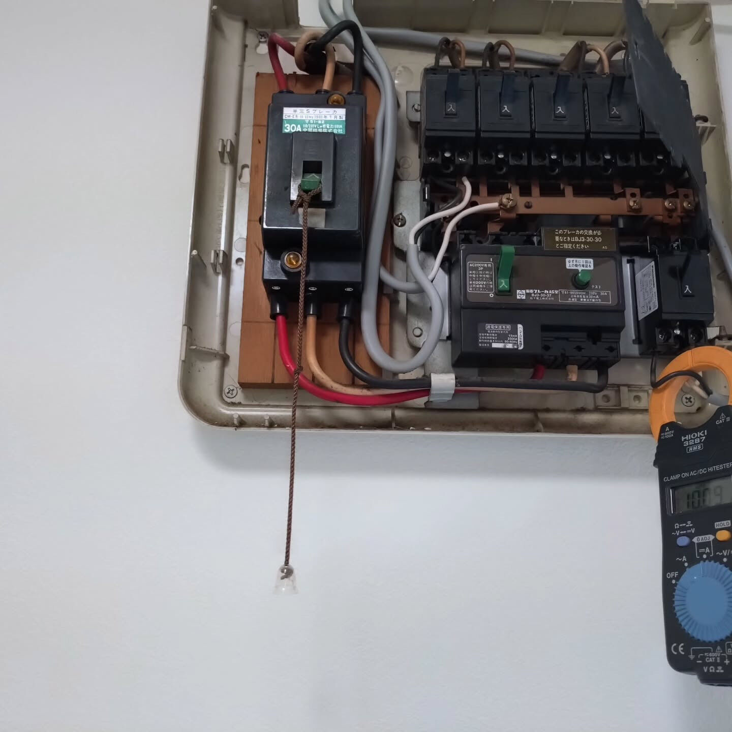 家の一部だけ電気が使えないとの依頼で点検に行きました