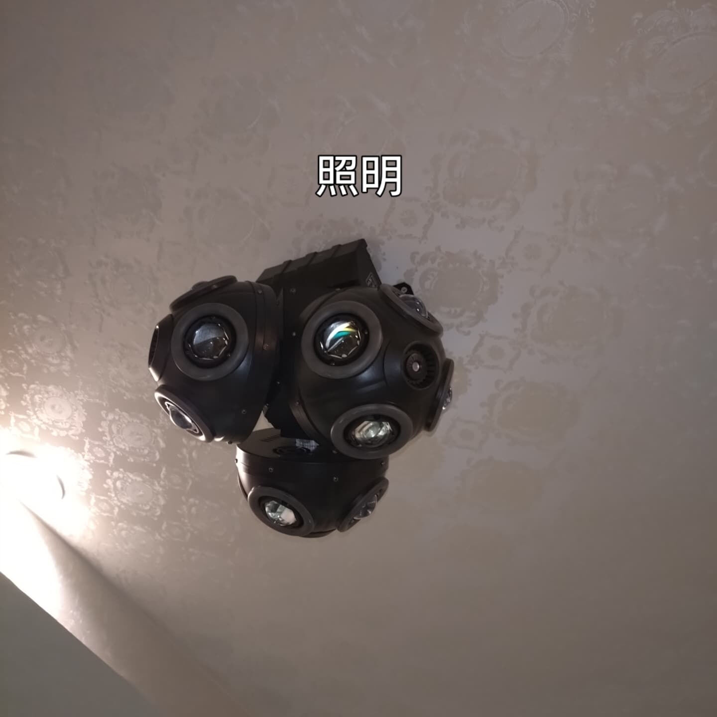 台所へ照明2箇所とメチャ重いライブ用照明3箇所