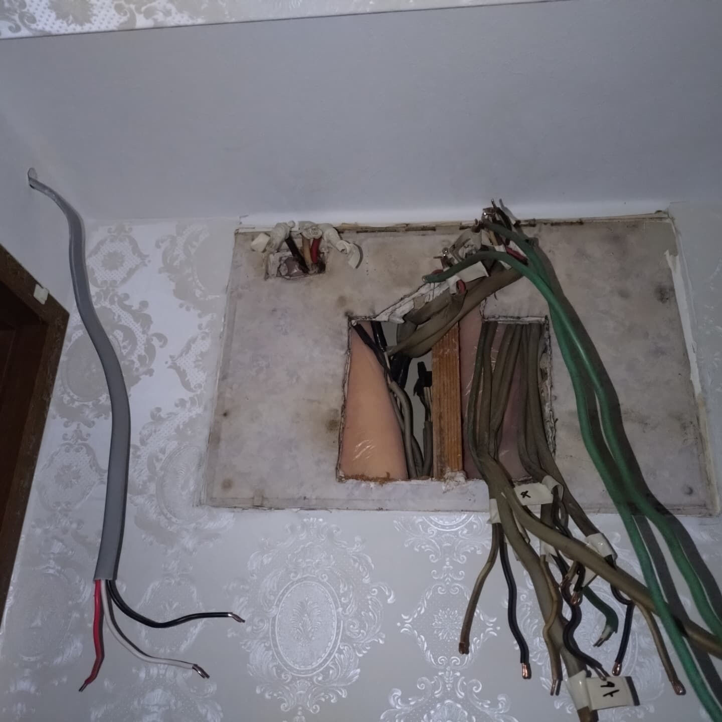 年代物の配電盤を最新の配電盤に交換